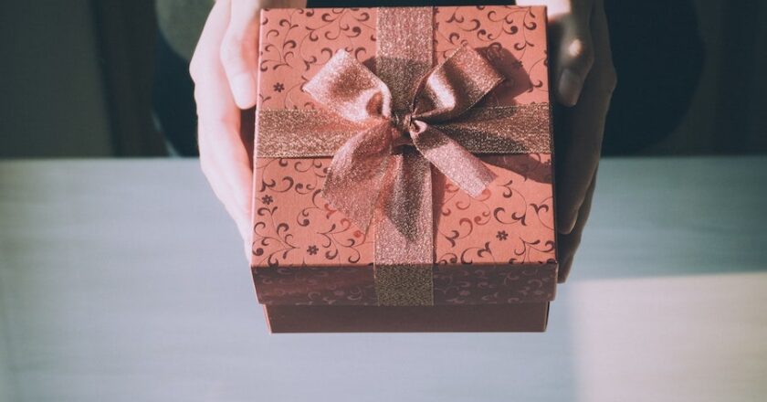 Gifting Guide: 5 Tips for Giving Gifts in a Professional Setting