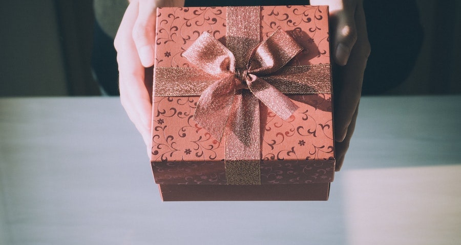 Gifting Guide 5 Tips for Giving Gifts in a Professional Setting