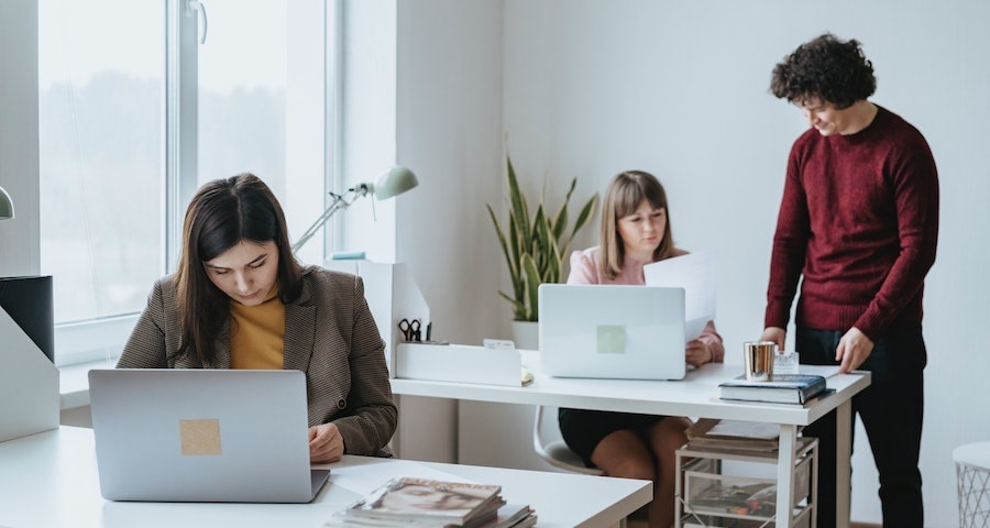 The New Way of Working The Standing Desk - Features and Benefits